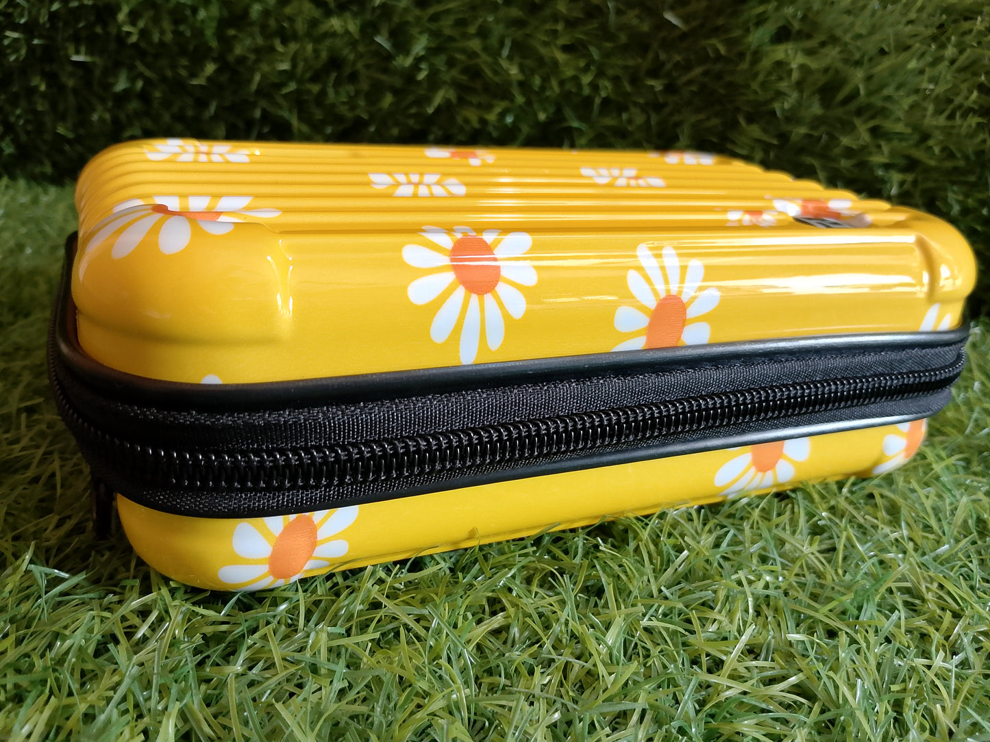 Sunny Daisy Clutch