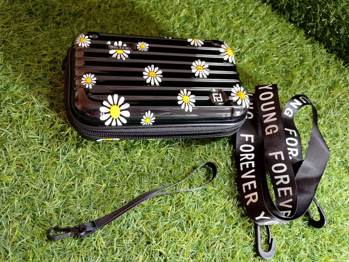 Sunny Daisy Clutch