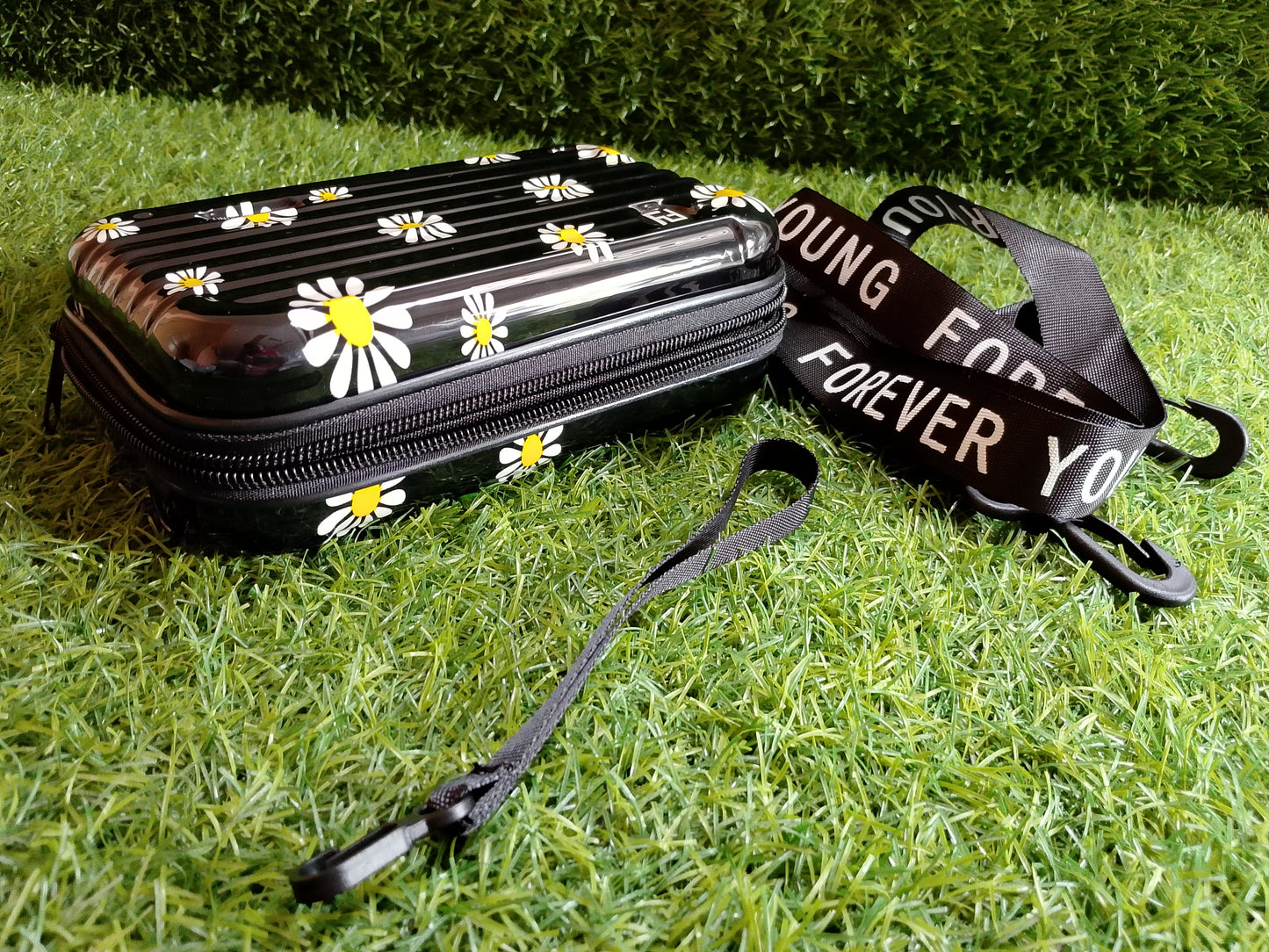 Sunny Daisy Clutch
